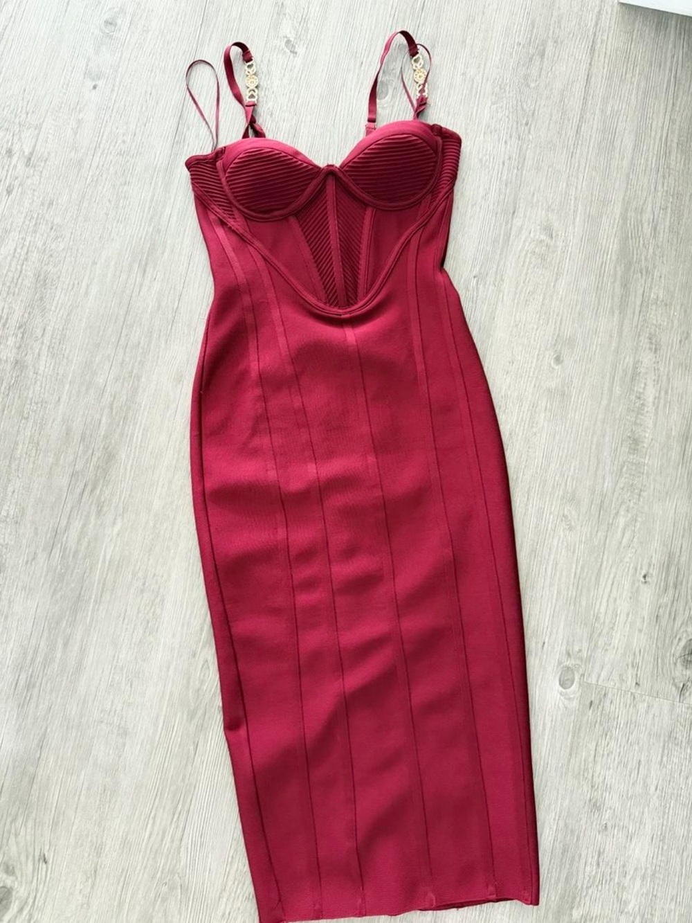Fitted Burgundy Bodycon Midi Dress with Structured Bust